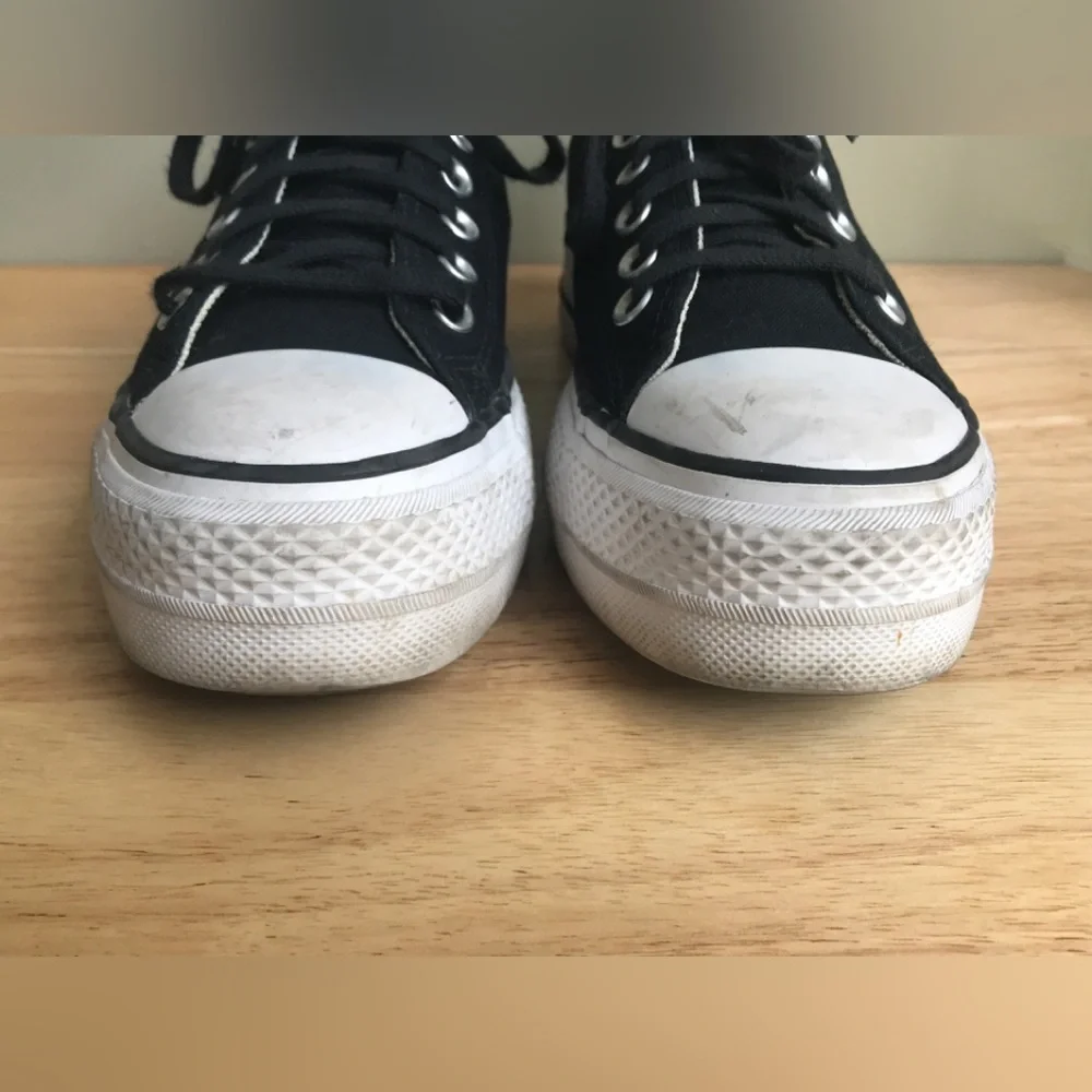Converse Women’s Chuck Taylor All Star Low-Top Platform Sneaker Size: US 7 - Picture 4 of 13
